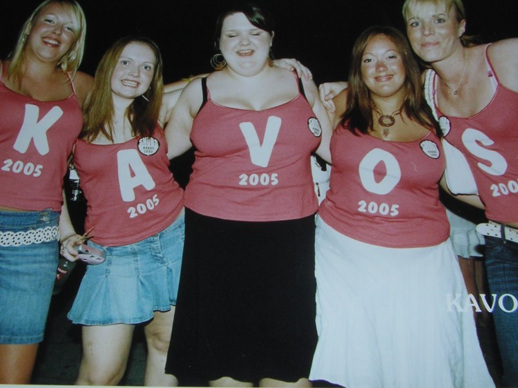 Typical Kavos formalities of printed T-Shirts ruin the natural female elegance in this picture.